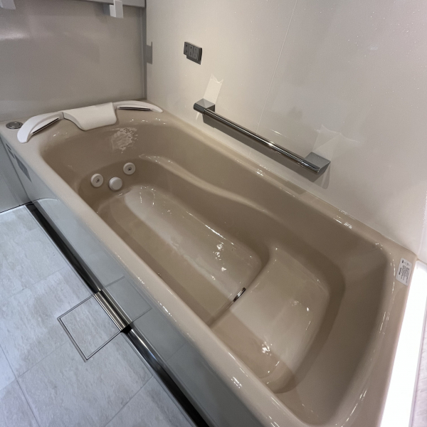 【肩包み湯】左右にわかれた水流が体をあたたまます。ジェットバス機能付きです。
